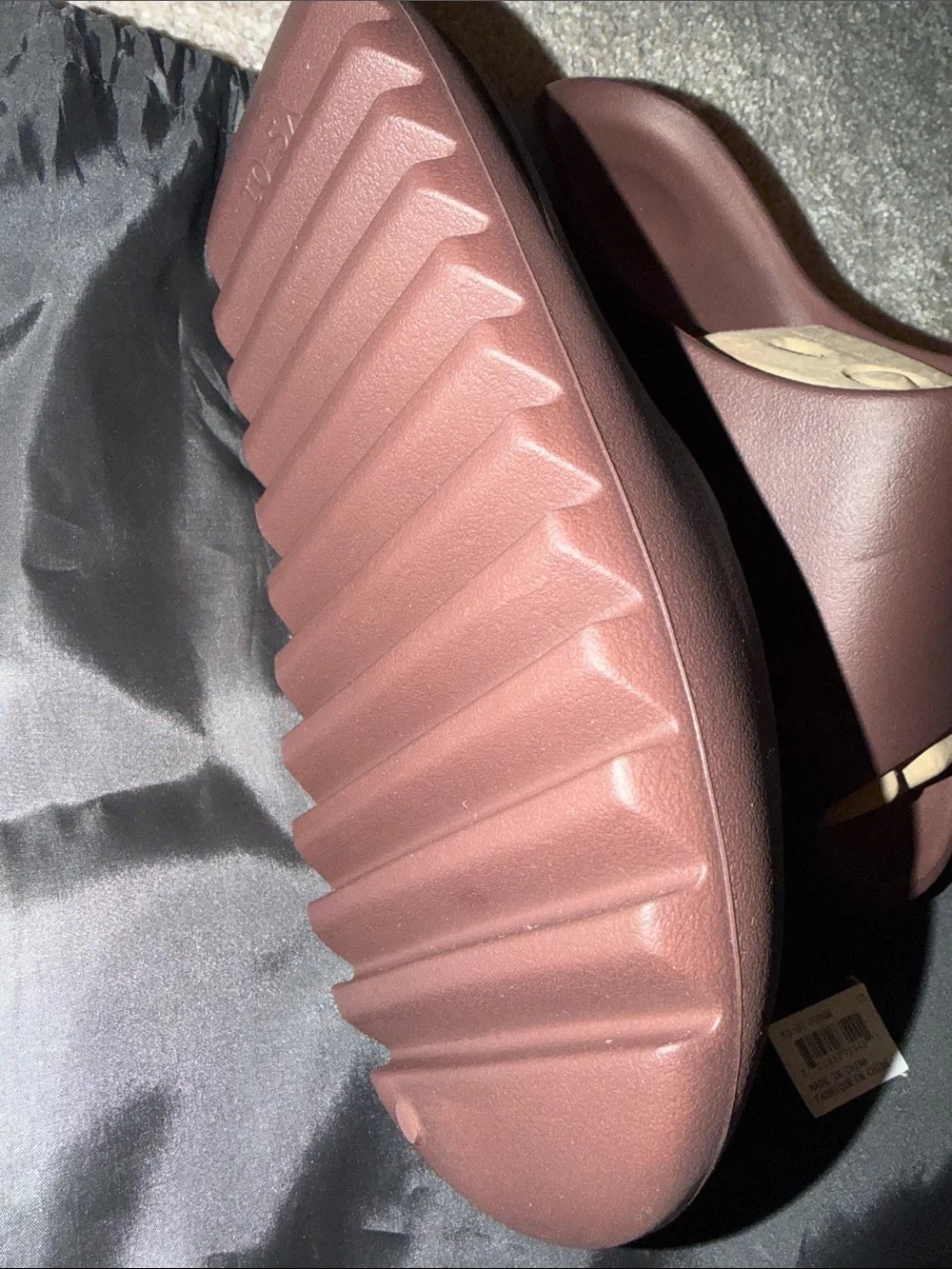 foam-slide aesthetic similar to Yeezy slides brand YS-01‎
